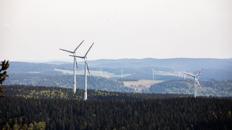Vom Pass des Kandel aus fotografierte Windkraftanlagen stehen auf den Höhenzügen des Schwarzwald (Foto: dpa Bildfunk, picture alliance/dpa | Philipp von Ditfurth)
