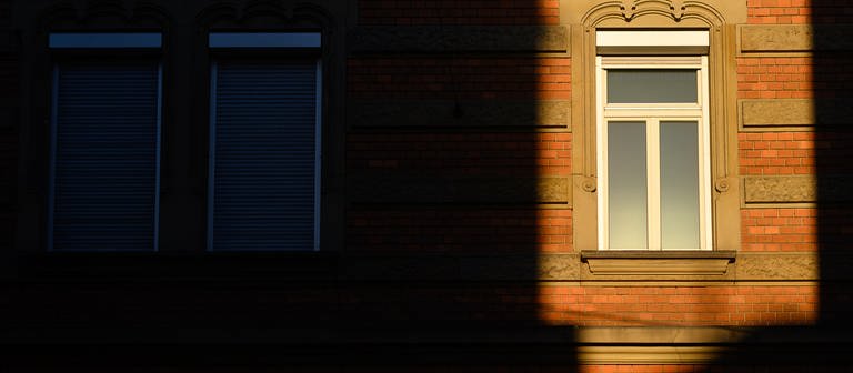 Die Sonne scheint zwischen zwei Häusern auf ein Fenster.  (Foto: dpa Bildfunk, picture alliance/dpa | Sebastian Gollnow (Archiv))