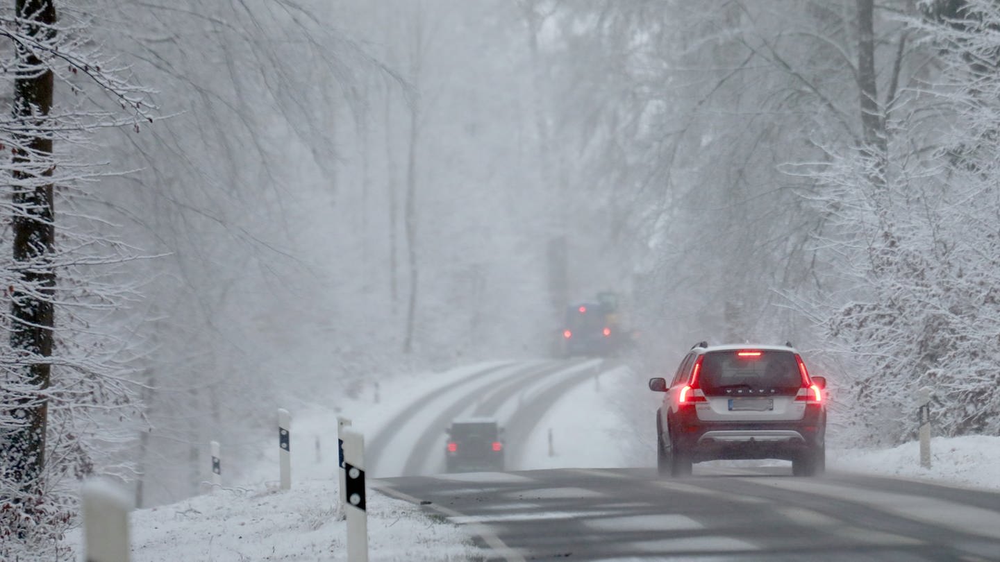 Schneeverwehungen bedecken eine Straße bei Amstetten (Foto: dpa Bildfunk, Ralf Zwiebler)