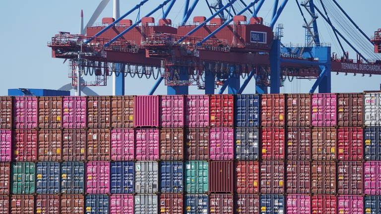 Container sind auf einem Containerschiff am Terminal Burchardkai gestapelt. Der weltweite Teilemangel dämpft das Auslandsgeschäft der deutschen Industrie. (Foto: dpa Bildfunk, picture alliance/dpa | Marcus Brandt)