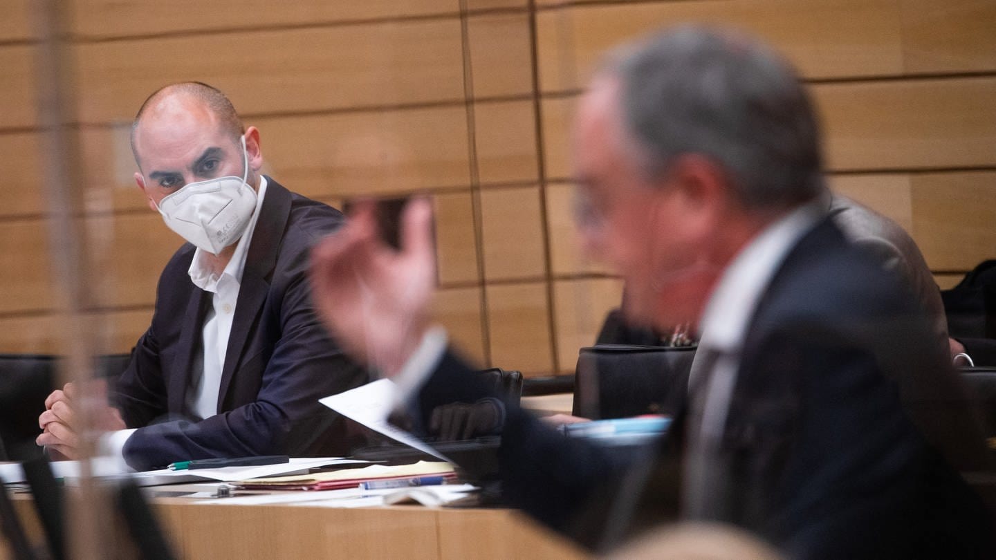 Baden-Württembergs Finanzminister Danyal Bayaz (l, Grüne) verfolgt die Rede des SPD-Fraktionsvorsitzenden Andreas Stoch. (Foto: dpa Bildfunk, picture alliance/dpa | Christoph Schmidt)