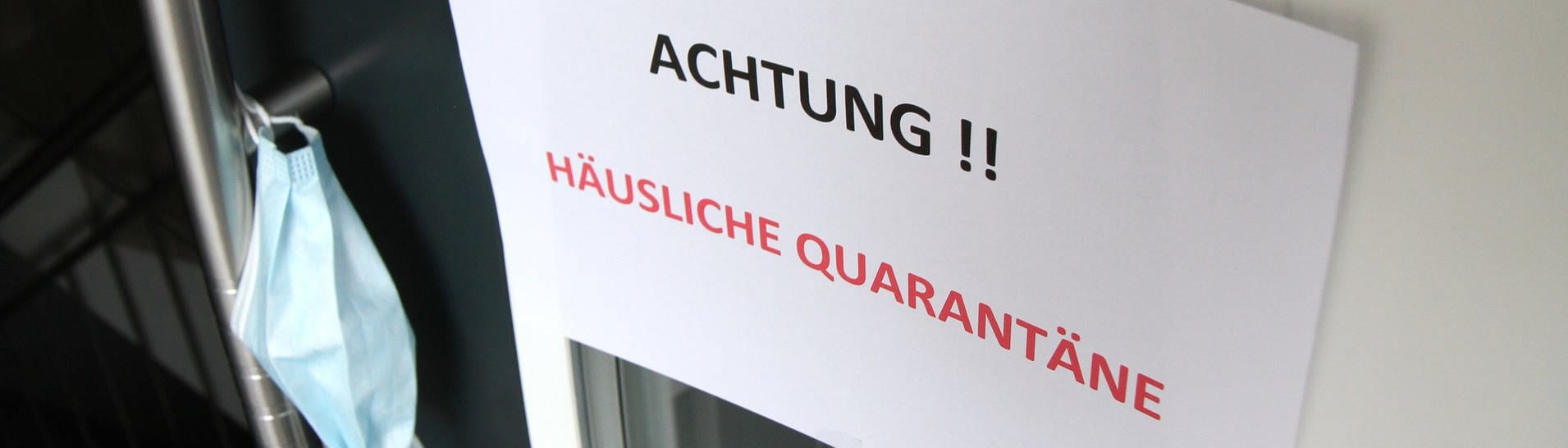 Ein Schild weist auf häusliche Quarantäne hin. (Foto: dpa Bildfunk, picture alliance/Eibner-Pressefoto/Fleig)