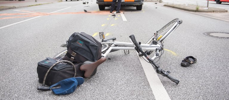 Ein Fahrrad liegt nach einem Verkehrsunfall auf der Straße (Foto: dpa Bildfunk, picture alliance/dpa | Daniel Bockwoldt)
