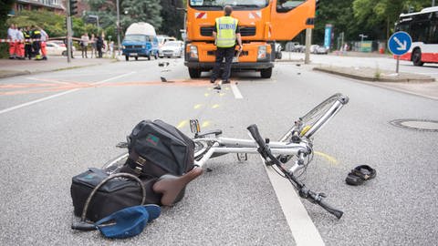 Ein Fahrrad liegt nach einem Verkehrsunfall auf der Straße (Foto: dpa Bildfunk, picture alliance/dpa | Daniel Bockwoldt)