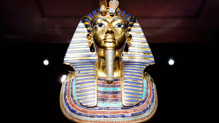 Eine Replik der Totenmaske steht in der Ausstellung "Tutanchamun - Sein Grab und die Schätze" im Museum Zeughaus in Mannheim.  (Foto: dpa Bildfunk, picture alliance/dpa | Uwe Anspach)