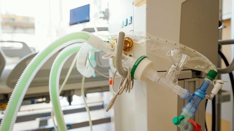 Ein Beatmungsgerät steht vor einem Bett in einem Patientenzimmer auf der Intensivstation einer Klinik. (Foto: dpa Bildfunk, picture alliance/dpa | Uwe Anspach)