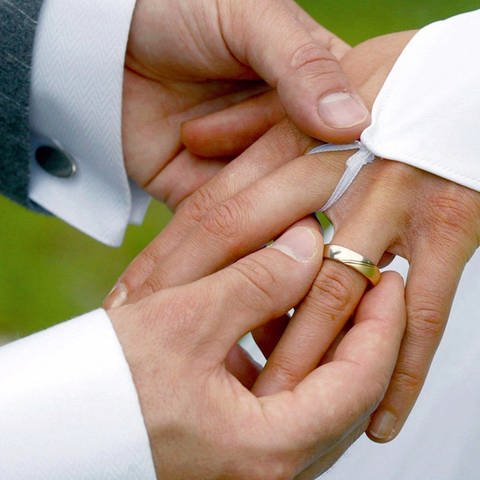 Bei der Trauung streift der Bräutigam der Braut einen Ehering über den Ringfinger (Foto: dpa Bildfunk, picture alliance/dpa/dpa-Zentralbild | Andreas Lander)