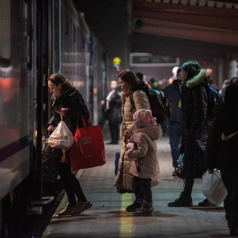 Ukrainische Flüchtlinge besteigen am Bahnhof von Przemysl, Polen, einen Zug, der sie weiter nach Westen bringen soll. (Foto: dpa Bildfunk, picture alliance/dpa/ZUMA Press Wire | Hector Adolfo Quintanar Perez)