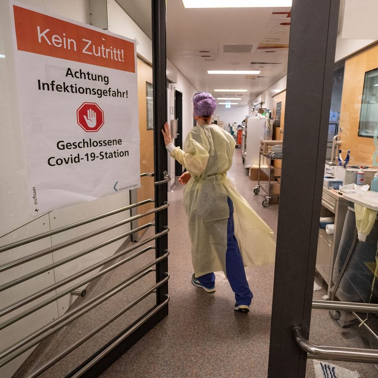 Eine Krankenpflegerin betritt einen abgetrennten Bereich für Covid-19 Patienten einer Intensivstation. (Foto: dpa Bildfunk, picture alliance/dpa | Marijan Murat (Archiv))