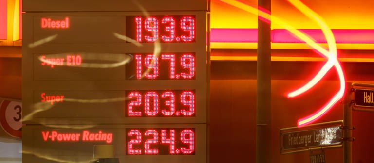 Rund um die Marke von zwei Euro pro Liter bewegen sich die Preise für verschiedene Benzin- und Dieselsorten an einer Tankstelle am frühen Morgen. (Foto: dpa Bildfunk, picture alliance/dpa | Frank Rumpenhorst)