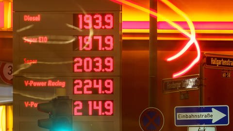 Rund um die Marke von zwei Euro pro Liter bewegen sich die Preise für verschiedene Benzin- und Dieselsorten an einer Tankstelle am frühen Morgen. (Foto: dpa Bildfunk, picture alliance/dpa | Frank Rumpenhorst)