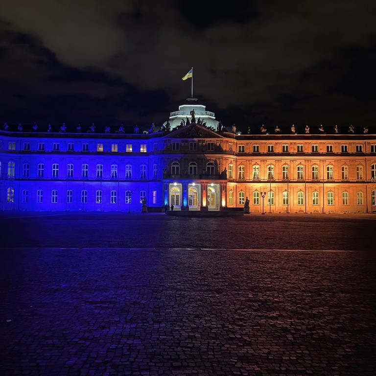 Das Neue Schloss am Schlossplatz in Stuttgart leuchtet in blau-gelben Farben. (Foto: SWR)