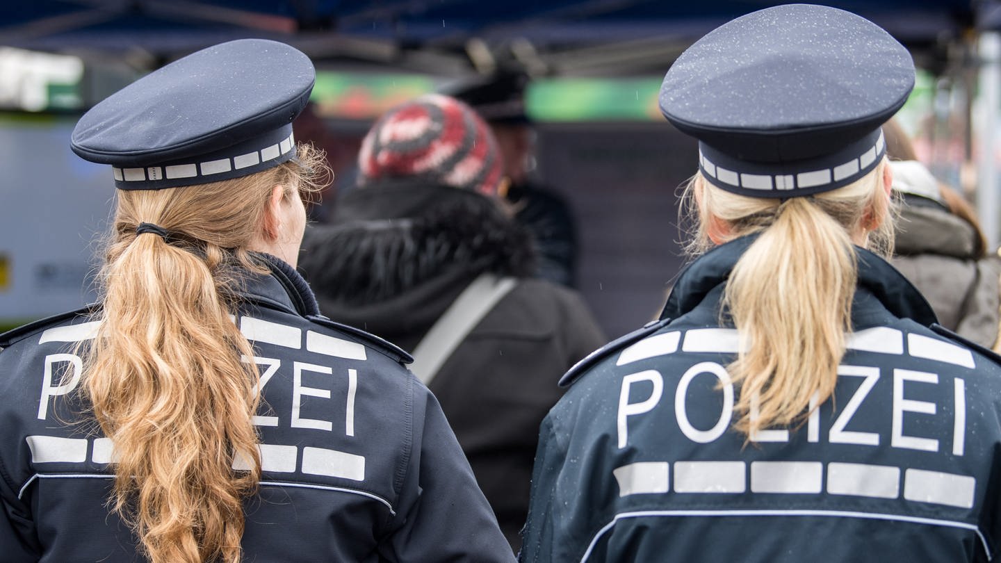 Zwei Polizistinnen in baden-Württemberg stehen nebeneinander.