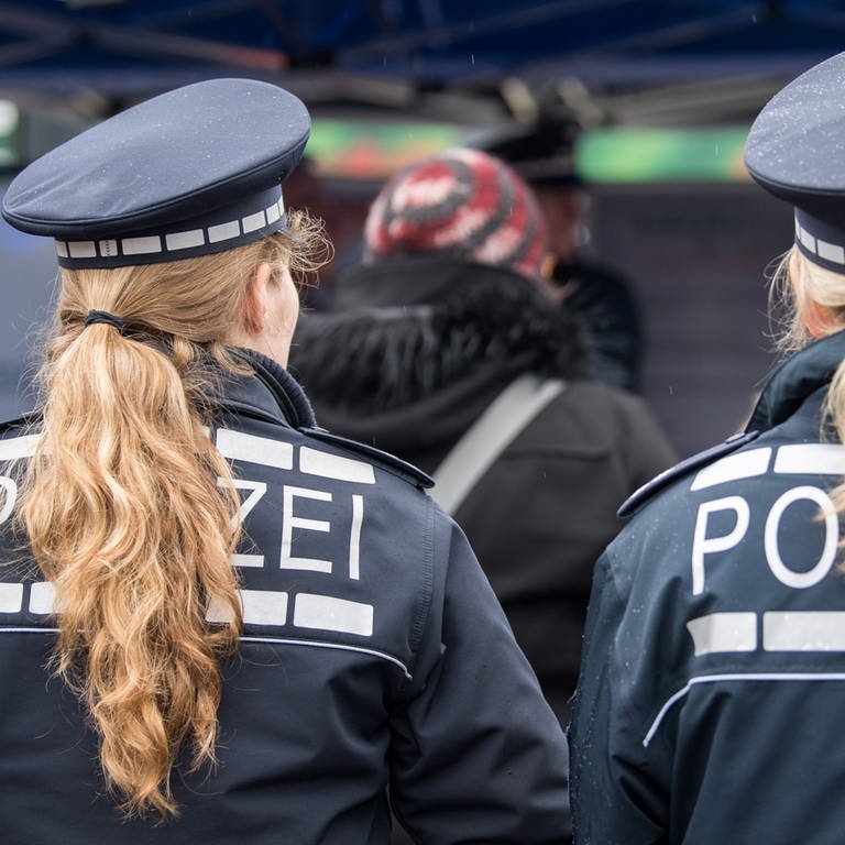 Zwei Polizistinnen in baden-Württemberg stehen nebeneinander. (Foto: dpa Bildfunk, picture alliance/dpa | Sebastian Gollnow)