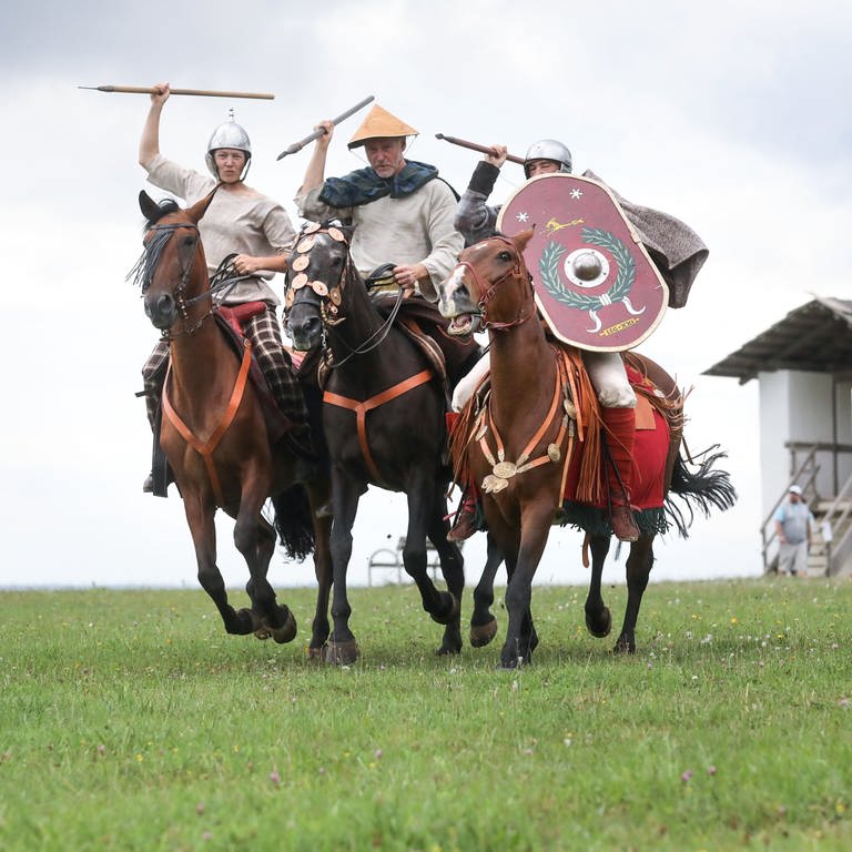Akteure in Kostümen keltischer Reiterinnen und Reiter führen im Freilichtmuseum Heuneburg während eines Aktionstages antike Reitkunst vor. (Foto: dpa Bildfunk, picture alliance/Thomas Warnack/dpa)