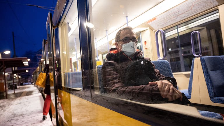 Mann mit FFP2-Maske in Stuttgarter Stadtbahn (Foto: dpa Bildfunk, picture alliance/dpa | Sebastian Gollnow)
