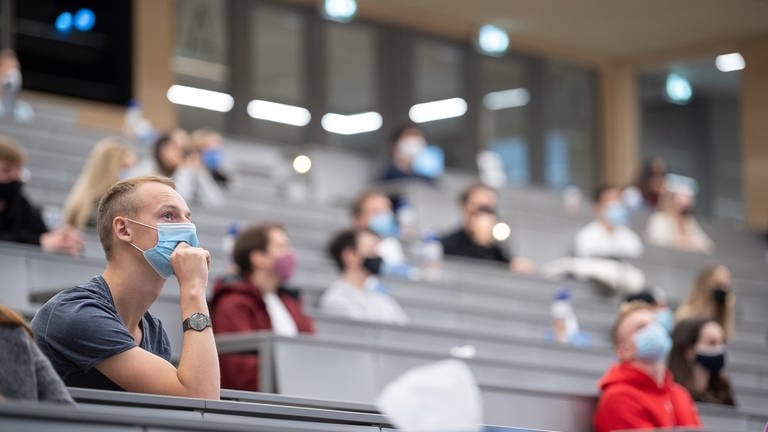 Studierende mit Mund- und Nasenmaske sitzen in einem Hörsaal der Universität Hohenheim in Baden-Württemberg. (Foto: dpa Bildfunk, picture alliance/dpa | Sebastian Gollnow)