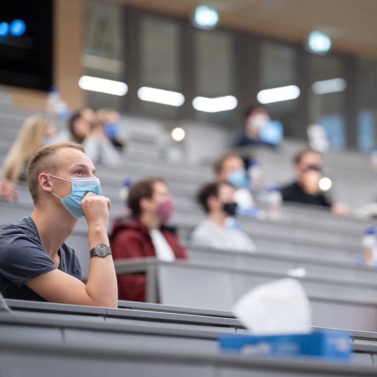 Studierende mit Mund- und Nasenmaske sitzen in einem Hörsaal der Universität Hohenheim in Baden-Württemberg. (Foto: dpa Bildfunk, picture alliance/dpa | Sebastian Gollnow)