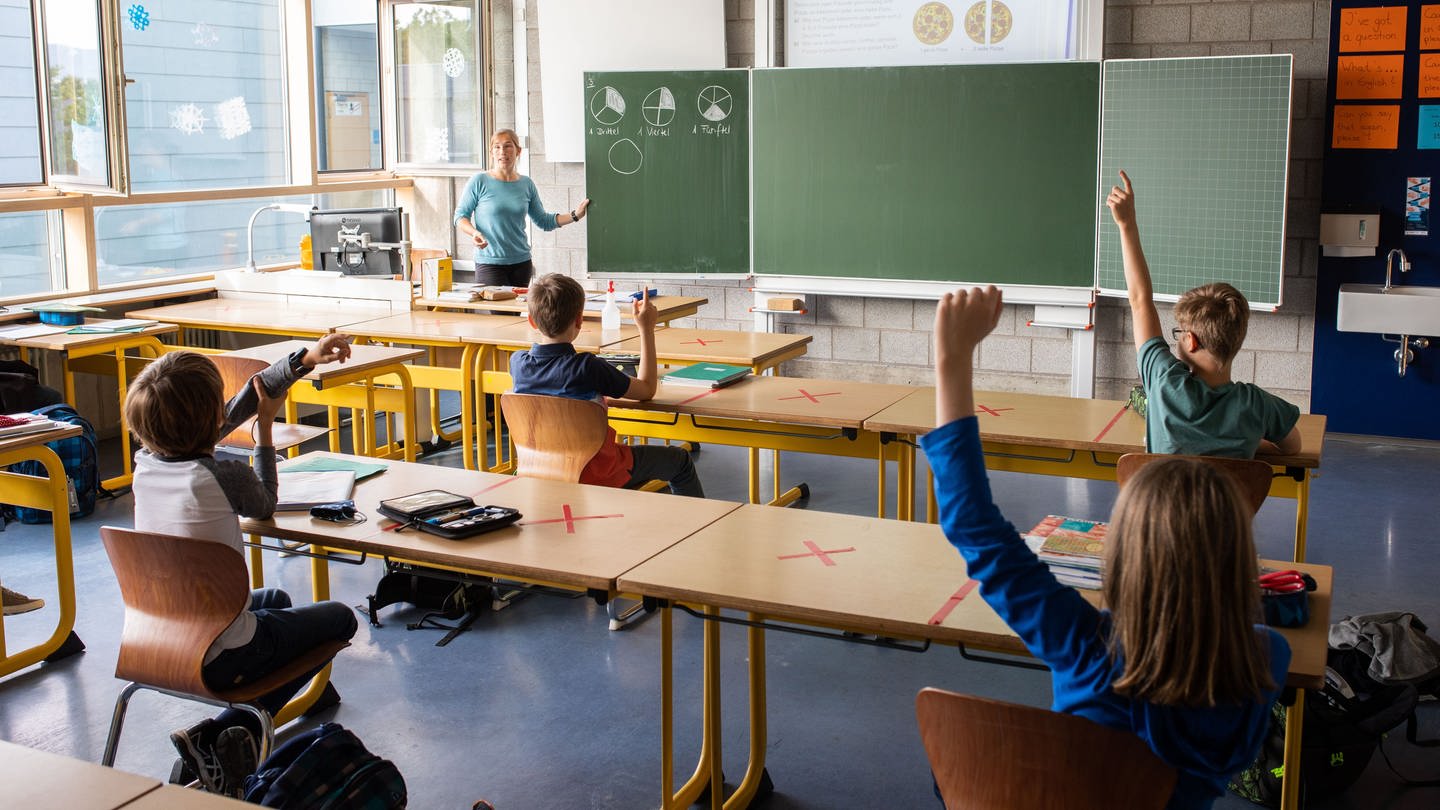 Schulkinder einer fünften Klasse des Kreisgymnasiums in Bad Krozingen. (Foto: dpa Bildfunk, picture alliance/dpa | Philipp von Ditfurth)