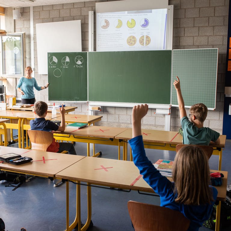 Schulkinder einer fünften Klasse des Kreisgymnasiums in Bad Krozingen. (Foto: dpa Bildfunk, picture alliance/dpa | Philipp von Ditfurth)