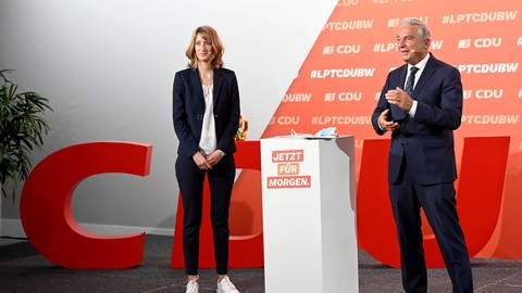 Isabell Huber, die neue Generalsekretärin der CDU in Baden-Württemberg, steht beim digitalen Landesparteitag auf dem Podium. Rechts steht Thomas Strobl (CDU), Landesvorsitzender der CDU-Baden-Württemberg.