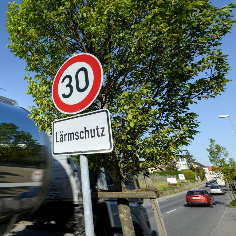 Ein Schild, das auf Tempo 30 und Lärmschutz hinweist, steht auf der Bundesstraße 31. (Foto: dpa Bildfunk, Felix Kästle)