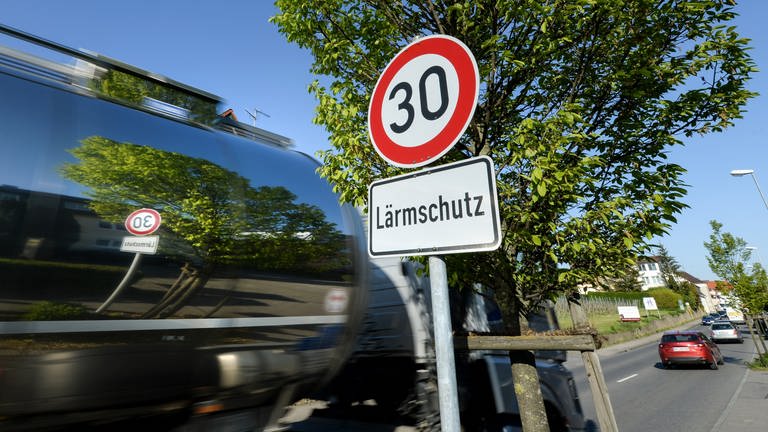 Ein Schild, das auf Tempo 30 und Lärmschutz hinweist, steht auf der Bundesstraße 31. (Foto: dpa Bildfunk, Felix Kästle)