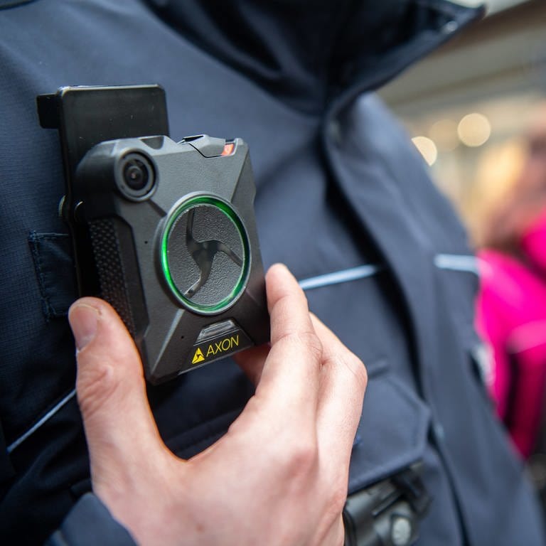 Ein Polizist trägt eine Bodycam. (Foto: dpa Bildfunk, picture alliance/Sebastian Gollnow/dpa)