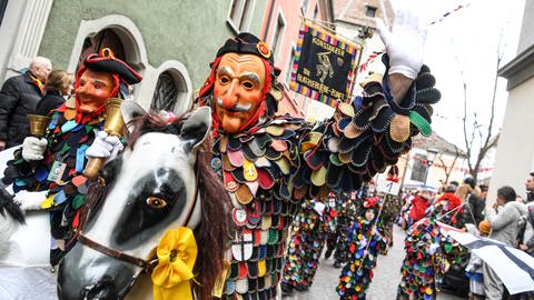 Hunderte Maskenträger ziehen beim großen Narrensprung durch die Innenstadt von Konstanz (Foto: dpa Bildfunk, picture alliance/Felix Kästle/dpa (Archivbild))