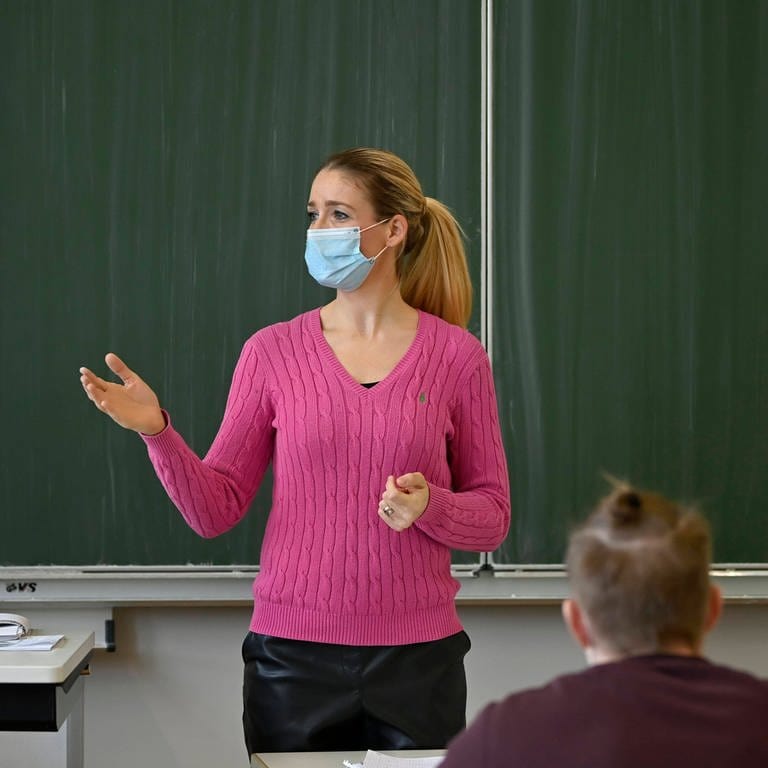 Lehrerin mit Mundschutzmaske im Präsenzunterricht, Corona-Krise, Stuttgart, (Foto: IMAGO, imageBROKER/MichaelxWeber)