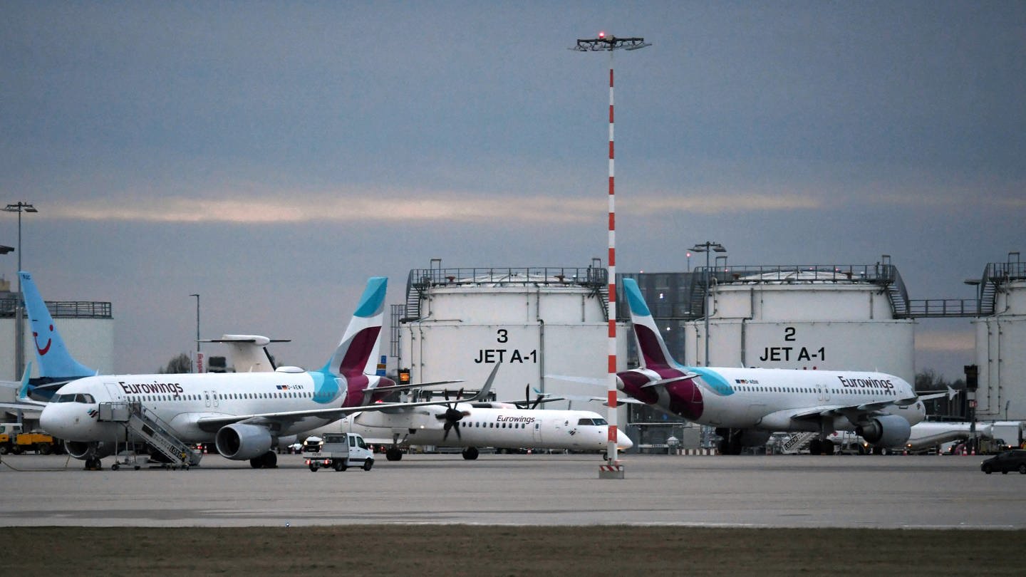Viele Flugzeuge stehen auf dem Rollfeld des Stuttgarter Flughafens. Wegen 