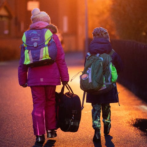 Zwei Schüler gehen am frühen Morgen auf dem Schulweg zu ihrer Schule (Symbolbild) (Foto: dpa Bildfunk, picture alliance/dpa | Julian Stratenschulte (Symbolbild))