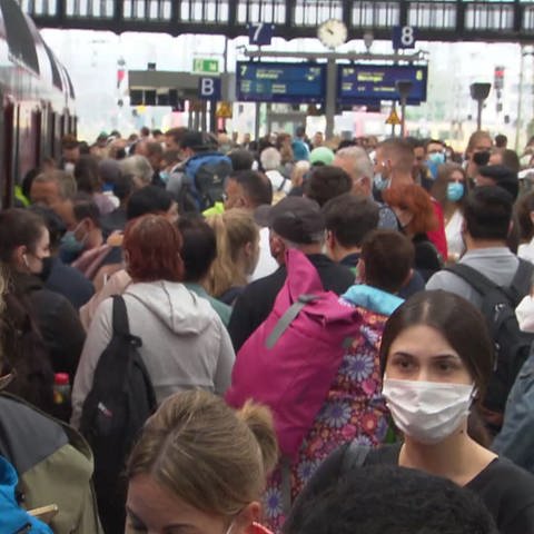 Große Menschenmenge an Bahngleis (Foto: SWR)