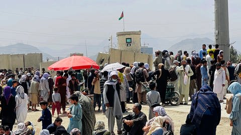 Hunderte Menschen wollen nach der Machtübernahme der Taliban Afghanistan verlassen. (Foto: dpa Bildfunk, picture alliance/dpa/AP)
