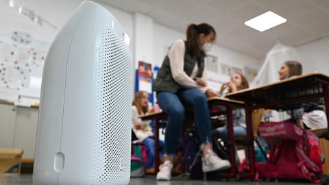 In einer Grundschule steht ein Luftfilter in einem Klassenzimmer. (Foto: dpa Bildfunk, picture alliance/dpa | Arne Dedert)
