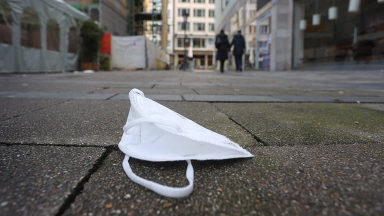 Eine FFP2 Maske liegt in der Innenstadt auf dem Boden. (Foto: dpa Bildfunk, picture alliance/dpa | Karl-Josef Hildenbrand)