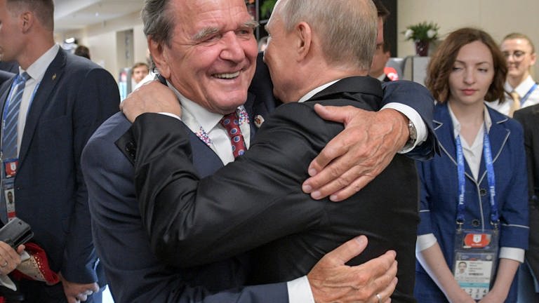 Gerhard Schröder (SPD, links), ehemaliger Bundeskanzler, umarmt Wladimir Putin, Präsident von Russland, 2018 nach dem WM-Eröffnungsspiel Russland gegen Saudi-Arabien.  (Foto: dpa Bildfunk, picture alliance/dpa/TASS | Alexei Druzhini (Archiv, 2018))