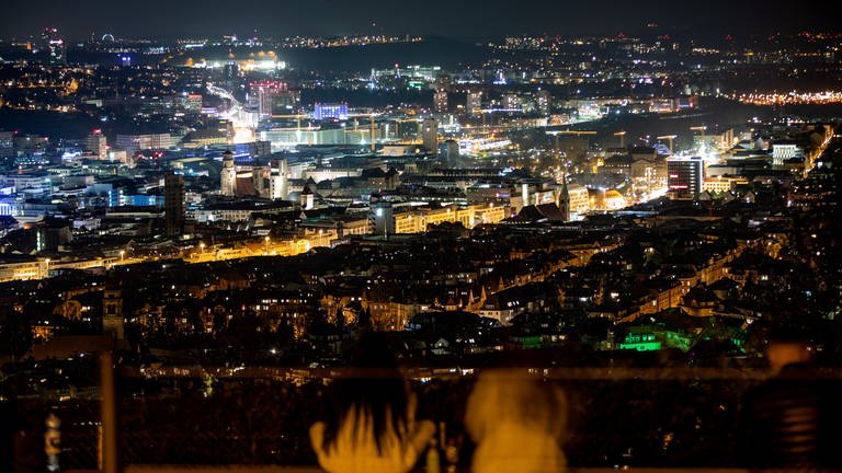 Junge Menschen genießen zur "Earth Hour" den Blick über die Stuttgarter Innenstadt bei Nacht.  (Foto: dpa Bildfunk, picture alliance/dpa | Christoph Schmidt)