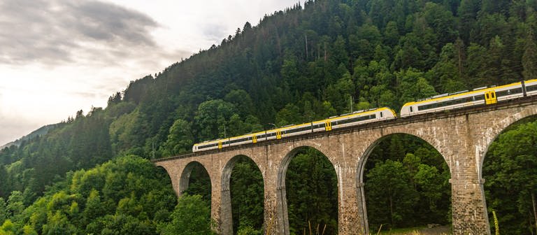 Ein Regionalzug auf der historischen Eisenbahnbrücke in der Ravennaschlucht im Höllental im Schwarzwald. (Foto: dpa Bildfunk, picture alliance / Zoonar | Michael Pedrotti)