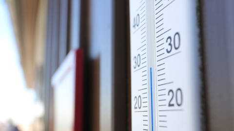 Fast 30 Grad Celsius zeigt ein Thermometer an. (Foto: dpa Bildfunk, picture alliance/dpa/dpa-Zentralbild | Matthias Bein)