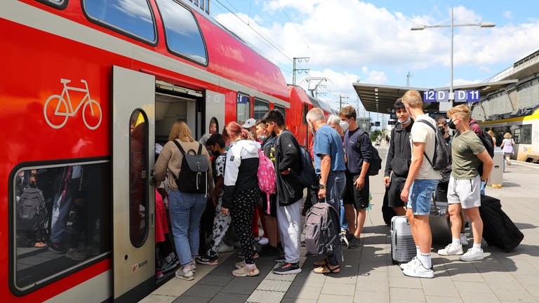 Fahrgäste warten in einer Schlange am Bahnsteig des Karlsruher Hauptbahnhofs auf den Einstieg in den Regionalexpress. (Foto: dpa Bildfunk, picture alliance / pressefoto_korb | Micha Korb)