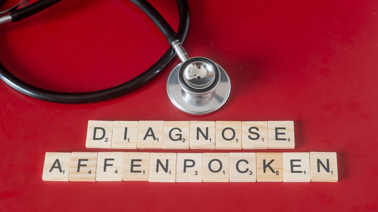 Symbolfoto mit Buchstabenwürfeln, auf denen "Diagnose Affenpocken" steht (Foto: dpa Bildfunk, picture alliance / CHROMORANGE | Andreas Poertner)
