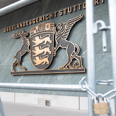 Das Wappen des Landes Baden-Württemberg hängt am Eingang eines Gebäudes des Oberlandesgerichts Stuttgart in Stuttgart-Stammheim. (Foto: dpa Bildfunk, picture alliance/dpa | Bernd Weißbrod)