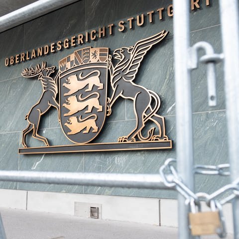 Das Wappen des Landes Baden-Württemberg hängt am Eingang eines Gebäudes des Oberlandesgerichts Stuttgart in Stuttgart-Stammheim. (Foto: picture-alliance / Reportdienste, picture alliance/dpa | Bernd Weißbrod)