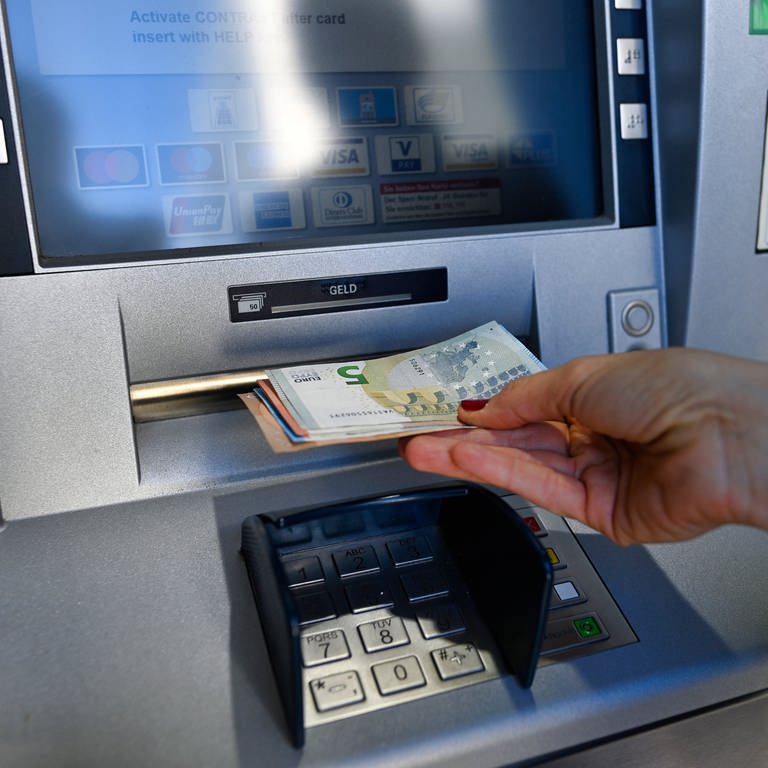 Frau zieht 100 EURO Bargeld am Geldautomat einer Sparkasse in Waiblingen (Rems-Murr-Kreis) (Foto: dpa Bildfunk, picture alliance / Eibner-Pressefoto | Weber/ Eibner-Pressefoto)