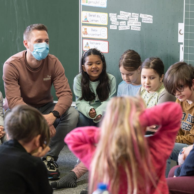 Ein Lehrer unterrichtet eine zweite Klasse in der Liebenauschule in Neckartailfingen. (Foto: dpa Bildfunk, picture alliance/dpa | Marijan Murat)