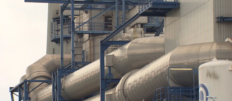 Leitungen durchziehen das Roche-Werksgelände wie ein Labyrinth: Dampf wird bei Roche fast überall gebraucht (Foto: SWR)