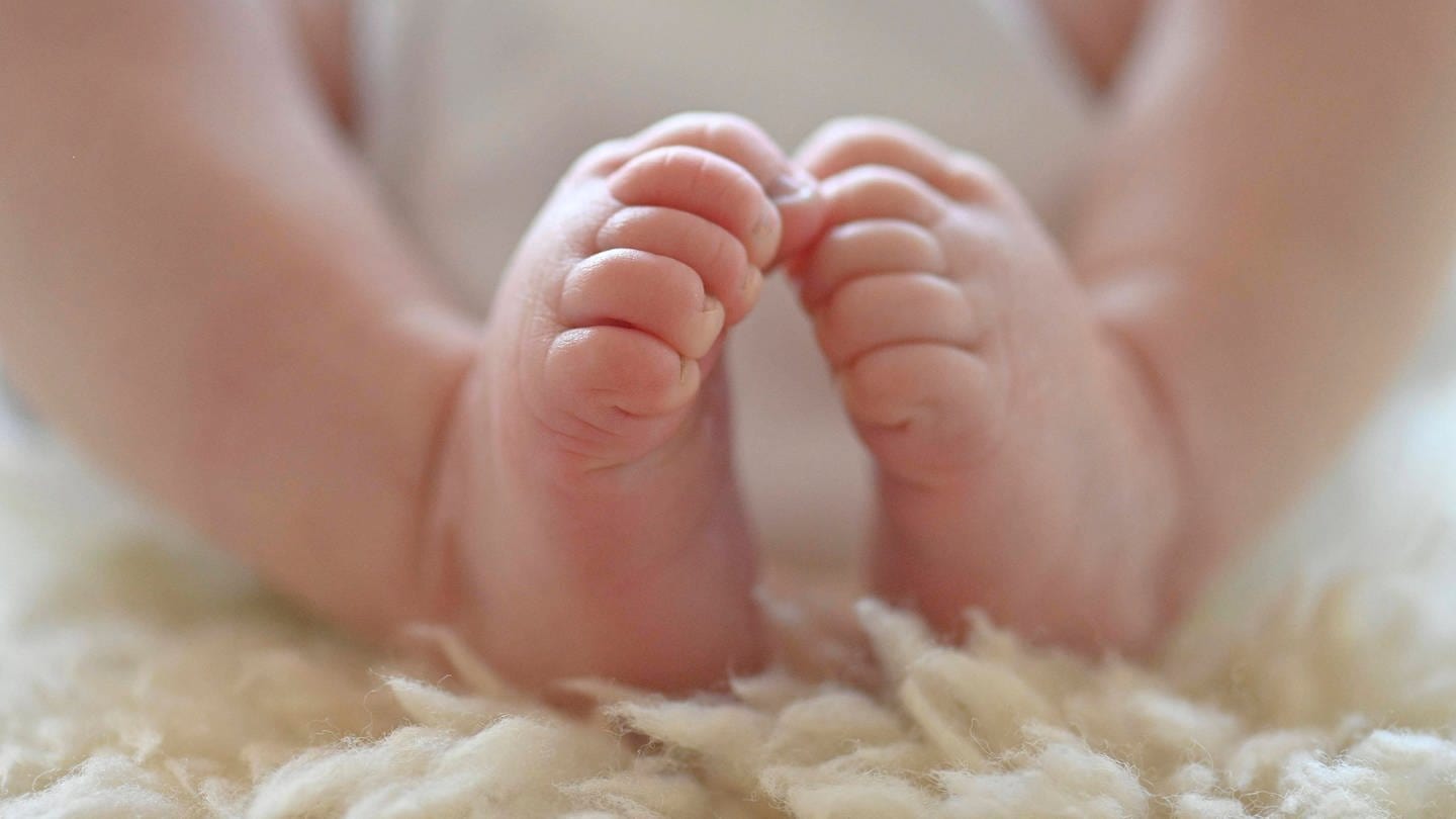 Baby-Füße eines 10 Tage alten Kindes in Stuttgart auf einer Decke