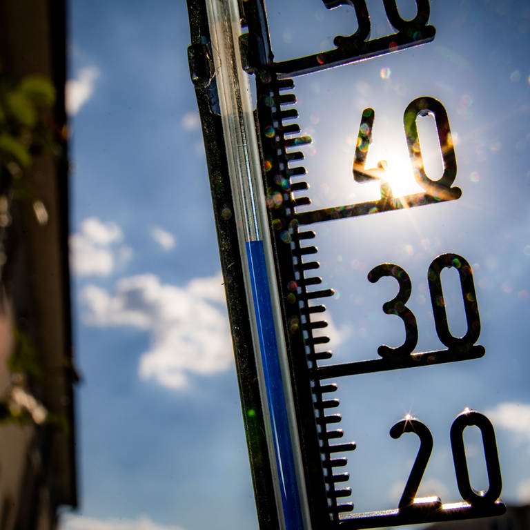 Ein Thermometer an einer Hauswand klettert am Nachmittag in Richtung der 40-Grad-Marke. (Foto: picture-alliance / Reportdienste, picture alliance/dpa | Frank Rumpenhorst)