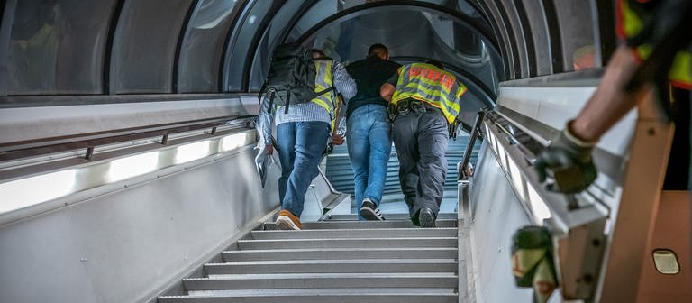 Polizeibeamte begleiten einen abgelehnten Asylbewerber in ein Flugzeug.  (Foto: picture-alliance / Reportdienste, dpa Bildfunk, picture alliance/dpa | Michael Kappeler)